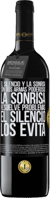 39,95 € Envío gratis | Vino Tinto Edición RED MBE Reserva El silencio y la sonrisa son dos armas poderosas. La sonrisa resuelve problemas, el silencio los evita Etiqueta Negra. Etiqueta personalizable Reserva 12 Meses Cosecha 2014 Tempranillo