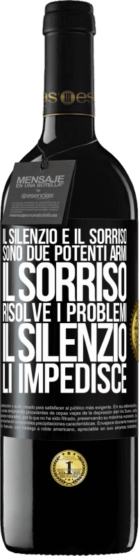 39,95 € Spedizione Gratuita | Vino rosso Edizione RED MBE Riserva Il silenzio e il sorriso sono due potenti armi. Il sorriso risolve i problemi, il silenzio li impedisce Etichetta Nera. Etichetta personalizzabile Riserva 12 Mesi Raccogliere 2015 Tempranillo