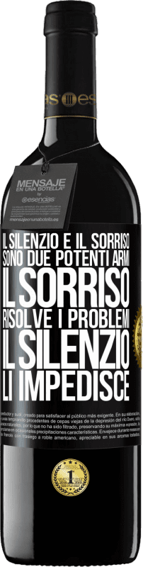 39,95 € Spedizione Gratuita | Vino rosso Edizione RED MBE Riserva Il silenzio e il sorriso sono due potenti armi. Il sorriso risolve i problemi, il silenzio li impedisce Etichetta Nera. Etichetta personalizzabile Riserva 12 Mesi Raccogliere 2016 Tempranillo