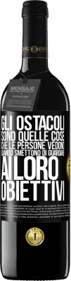 39,95 € Spedizione Gratuita | Vino rosso Edizione RED MBE Riserva Gli ostacoli sono quelle cose che le persone vedono quando smettono di guardare ai loro obiettivi Etichetta Nera. Etichetta personalizzabile Riserva 12 Mesi Raccogliere 2014 Tempranillo