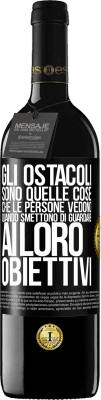 39,95 € Spedizione Gratuita | Vino rosso Edizione RED MBE Riserva Gli ostacoli sono quelle cose che le persone vedono quando smettono di guardare ai loro obiettivi Etichetta Nera. Etichetta personalizzabile Riserva 12 Mesi Raccogliere 2016 Tempranillo