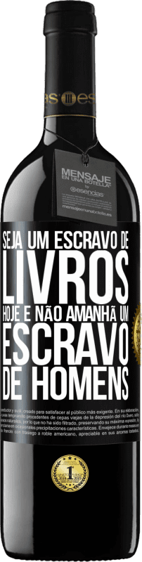 39,95 € Envio grátis | Vinho tinto Edição RED MBE Reserva Seja um escravo de livros hoje e não amanhã um escravo de homens Etiqueta Preta. Etiqueta personalizável Reserva 12 Meses Colheita 2015 Tempranillo