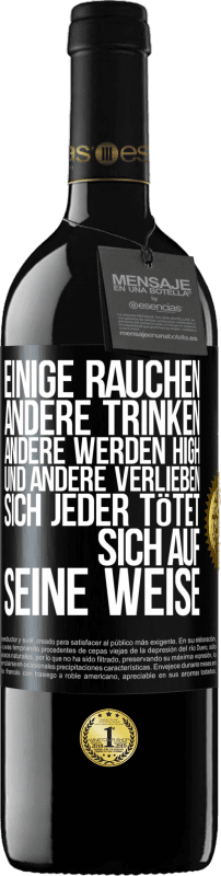 39,95 € Kostenloser Versand | Rotwein RED Ausgabe MBE Reserve Einige rauchen, andere trinken, andere werden high und andere verlieben sich. Jeder tötet sich auf seine Weise Schwarzes Etikett. Anpassbares Etikett Reserve 12 Monate Ernte 2015 Tempranillo