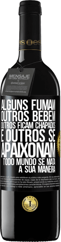 39,95 € Envio grátis | Vinho tinto Edição RED MBE Reserva Alguns fumam, outros bebem, outros ficam chapados e outros se apaixonam. Todo mundo se mata à sua maneira Etiqueta Preta. Etiqueta personalizável Reserva 12 Meses Colheita 2015 Tempranillo