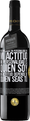 39,95 € Envío gratis | Vino Tinto Edición RED MBE Reserva No confundas mi personalidad con mi actitud. Mi personalidad es quien soy. Mi actitud depende de quien seas tú Etiqueta Negra. Etiqueta personalizable Reserva 12 Meses Cosecha 2014 Tempranillo