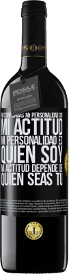 39,95 € Envío gratis | Vino Tinto Edición RED MBE Reserva No confundas mi personalidad con mi actitud. Mi personalidad es quien soy. Mi actitud depende de quien seas tú Etiqueta Negra. Etiqueta personalizable Reserva 12 Meses Cosecha 2016 Tempranillo