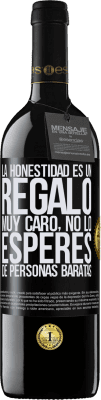 39,95 € Envío gratis | Vino Tinto Edición RED MBE Reserva La honestidad es un regalo muy caro. No lo esperes de personas baratas Etiqueta Negra. Etiqueta personalizable Reserva 12 Meses Cosecha 2016 Tempranillo