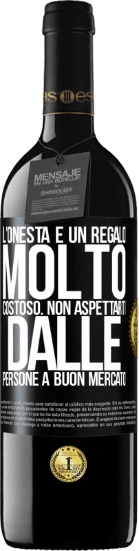 39,95 € Spedizione Gratuita | Vino rosso Edizione RED MBE Riserva L'onestà è un regalo molto costoso. Non aspettarti dalle persone a buon mercato Etichetta Nera. Etichetta personalizzabile Riserva 12 Mesi Raccogliere 2015 Tempranillo