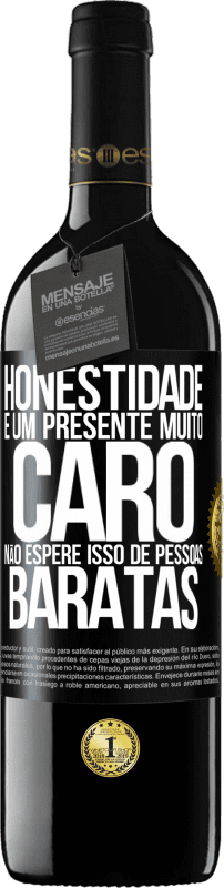 39,95 € Envio grátis | Vinho tinto Edição RED MBE Reserva Honestidade é um presente muito caro. Não espere isso de pessoas baratas Etiqueta Preta. Etiqueta personalizável Reserva 12 Meses Colheita 2015 Tempranillo