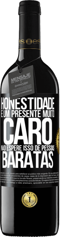 39,95 € Envio grátis | Vinho tinto Edição RED MBE Reserva Honestidade é um presente muito caro. Não espere isso de pessoas baratas Etiqueta Preta. Etiqueta personalizável Reserva 12 Meses Colheita 2016 Tempranillo