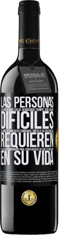 39,95 € Envío gratis | Vino Tinto Edición RED MBE Reserva Las personas que han estado solas demasiado tiempo, son las más difíciles de amar. Se han acostumbrado tanto a su soledad Etiqueta Negra. Etiqueta personalizable Reserva 12 Meses Cosecha 2015 Tempranillo