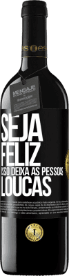 39,95 € Envio grátis | Vinho tinto Edição RED MBE Reserva Seja feliz. Isso deixa as pessoas loucas Etiqueta Preta. Etiqueta personalizável Reserva 12 Meses Colheita 2014 Tempranillo