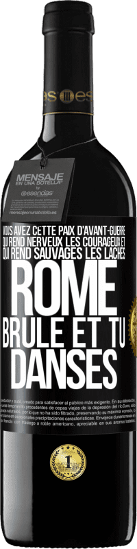 39,95 € Envoi gratuit | Vin rouge Édition RED MBE Réserve Vous avez cette paix d'avant-guerre qui rend nerveux les courageux et qui rend sauvages les lâches. Rome brûle et tu danses Étiquette Noire. Étiquette personnalisable Réserve 12 Mois Récolte 2015 Tempranillo