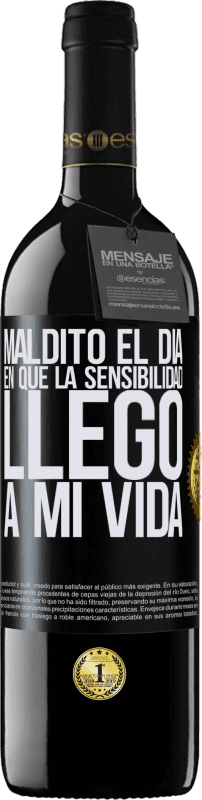 39,95 € Envío gratis | Vino Tinto Edición RED MBE Reserva Maldito el día en que la sensibilidad llegó a mi vida Etiqueta Negra. Etiqueta personalizable Reserva 12 Meses Cosecha 2015 Tempranillo