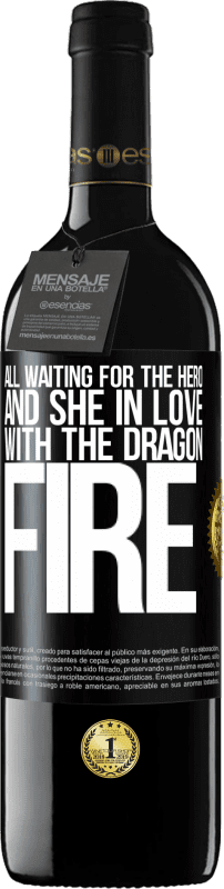 39,95 € 送料無料 | 赤ワイン REDエディション MBE 予約する すべてがヒーローを待ち、ドラゴンの火を愛する彼女 ブラックラベル. カスタマイズ可能なラベル 予約する 12 月 収穫 2014 Tempranillo