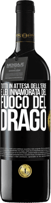 39,95 € Spedizione Gratuita | Vino rosso Edizione RED MBE Riserva Tutti in attesa dell'eroe e lei innamorata del fuoco del drago Etichetta Nera. Etichetta personalizzabile Riserva 12 Mesi Raccogliere 2014 Tempranillo