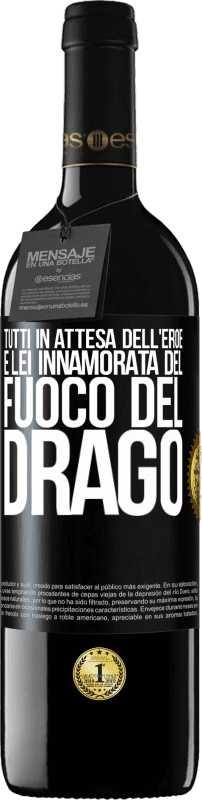 39,95 € Spedizione Gratuita | Vino rosso Edizione RED MBE Riserva Tutti in attesa dell'eroe e lei innamorata del fuoco del drago Etichetta Nera. Etichetta personalizzabile Riserva 12 Mesi Raccogliere 2015 Tempranillo