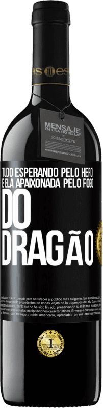 39,95 € Envio grátis | Vinho tinto Edição RED MBE Reserva Tudo esperando pelo herói e ela apaixonada pelo fogo do dragão Etiqueta Preta. Etiqueta personalizável Reserva 12 Meses Colheita 2015 Tempranillo