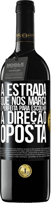 39,95 € Envio grátis | Vinho tinto Edição RED MBE Reserva A estrada que nos marca é perfeita para escolher a direção oposta Etiqueta Preta. Etiqueta personalizável Reserva 12 Meses Colheita 2015 Tempranillo