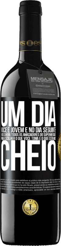 39,95 € Envio grátis | Vinho tinto Edição RED MBE Reserva Um dia você é jovem e no dia seguinte você cheira todos os amaciadores do supermercado para escolher o que você toma e o que Etiqueta Preta. Etiqueta personalizável Reserva 12 Meses Colheita 2015 Tempranillo