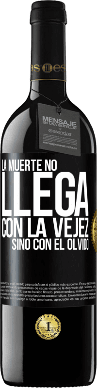 39,95 € Envío gratis | Vino Tinto Edición RED MBE Reserva La muerte no llega con la vejez, sino con el olvido Etiqueta Negra. Etiqueta personalizable Reserva 12 Meses Cosecha 2015 Tempranillo