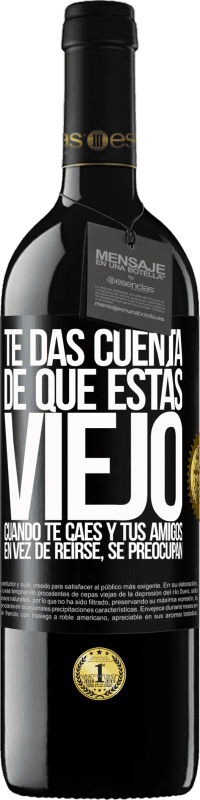 39,95 € Envío gratis | Vino Tinto Edición RED MBE Reserva Te das cuenta de que estás viejo cuando te caes y tus amigos en vez de reírse, se preocupan Etiqueta Negra. Etiqueta personalizable Reserva 12 Meses Cosecha 2015 Tempranillo