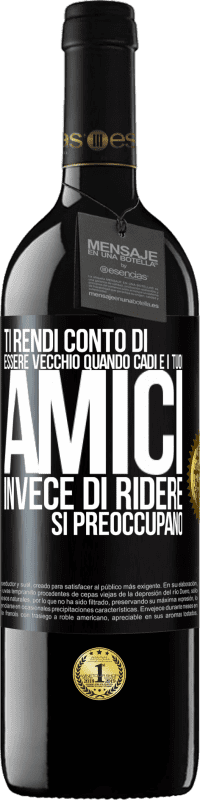 39,95 € Spedizione Gratuita | Vino rosso Edizione RED MBE Riserva Ti rendi conto di essere vecchio quando cadi e i tuoi amici, invece di ridere, si preoccupano Etichetta Nera. Etichetta personalizzabile Riserva 12 Mesi Raccogliere 2015 Tempranillo