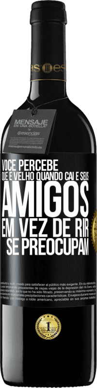 39,95 € Envio grátis | Vinho tinto Edição RED MBE Reserva Você percebe que é velho quando cai e seus amigos, em vez de rir, se preocupam Etiqueta Preta. Etiqueta personalizável Reserva 12 Meses Colheita 2016 Tempranillo
