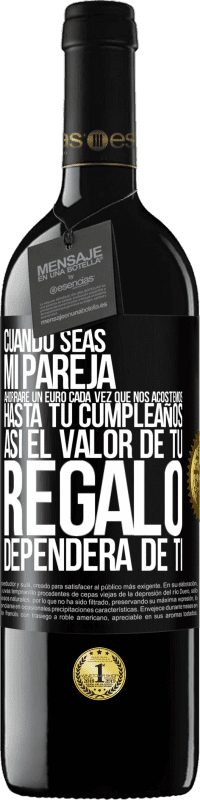 39,95 € Envío gratis | Vino Tinto Edición RED MBE Reserva Cuando seas mi pareja, ahorraré un euro cada vez que nos acostemos hasta tu cumpleaños, así el valor de tu regalo dependerá Etiqueta Negra. Etiqueta personalizable Reserva 12 Meses Cosecha 2015 Tempranillo