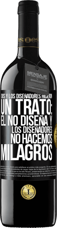 39,95 € Envío gratis | Vino Tinto Edición RED MBE Reserva Dios y los diseñadores hicieron un trato: Él no diseña y los diseñadores no hacemos milagros Etiqueta Negra. Etiqueta personalizable Reserva 12 Meses Cosecha 2015 Tempranillo