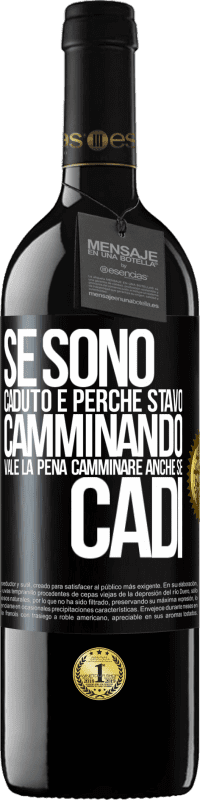 39,95 € Spedizione Gratuita | Vino rosso Edizione RED MBE Riserva Se sono caduto è perché stavo camminando. Vale la pena camminare anche se cadi Etichetta Nera. Etichetta personalizzabile Riserva 12 Mesi Raccogliere 2014 Tempranillo