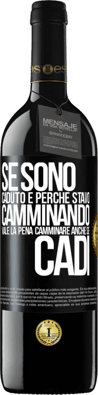 39,95 € Spedizione Gratuita | Vino rosso Edizione RED MBE Riserva Se sono caduto è perché stavo camminando. Vale la pena camminare anche se cadi Etichetta Nera. Etichetta personalizzabile Riserva 12 Mesi Raccogliere 2016 Tempranillo