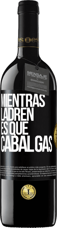 39,95 € Envío gratis | Vino Tinto Edición RED MBE Reserva Mientras ladren es que cabalgas Etiqueta Negra. Etiqueta personalizable Reserva 12 Meses Cosecha 2015 Tempranillo