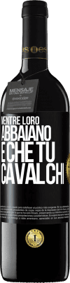 39,95 € Spedizione Gratuita | Vino rosso Edizione RED MBE Riserva Mentre loro abbaiano è che tu cavalchi Etichetta Nera. Etichetta personalizzabile Riserva 12 Mesi Raccogliere 2014 Tempranillo