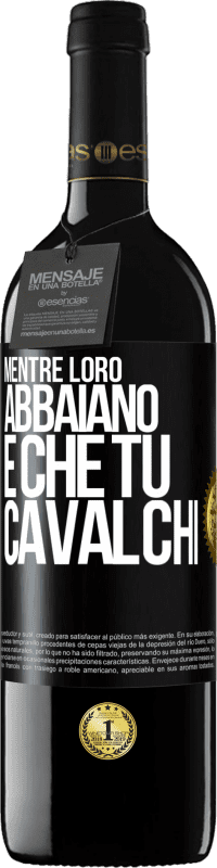 39,95 € Spedizione Gratuita | Vino rosso Edizione RED MBE Riserva Mentre loro abbaiano è che tu cavalchi Etichetta Nera. Etichetta personalizzabile Riserva 12 Mesi Raccogliere 2015 Tempranillo