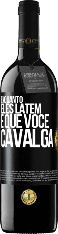 39,95 € Envio grátis | Vinho tinto Edição RED MBE Reserva Enquanto eles latem é que você cavalga Etiqueta Preta. Etiqueta personalizável Reserva 12 Meses Colheita 2015 Tempranillo