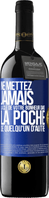 39,95 € Envoi gratuit | Vin rouge Édition RED MBE Réserve Ne mettez jamais la clé de votre bonheur dans la poche de quelqu'un d'autre Étiquette Bleue. Étiquette personnalisable Réserve 12 Mois Récolte 2015 Tempranillo