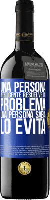 39,95 € Envío gratis | Vino Tinto Edición RED MBE Reserva Una persona inteligente resuelve un problema. Una persona sabia lo evita Etiqueta Azul. Etiqueta personalizable Reserva 12 Meses Cosecha 2015 Tempranillo