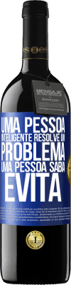 39,95 € Envio grátis | Vinho tinto Edição RED MBE Reserva Uma pessoa inteligente resolve um problema. Uma pessoa sábia evita Etiqueta Azul. Etiqueta personalizável Reserva 12 Meses Colheita 2015 Tempranillo