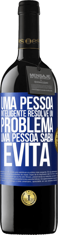 39,95 € Envio grátis | Vinho tinto Edição RED MBE Reserva Uma pessoa inteligente resolve um problema. Uma pessoa sábia evita Etiqueta Azul. Etiqueta personalizável Reserva 12 Meses Colheita 2015 Tempranillo