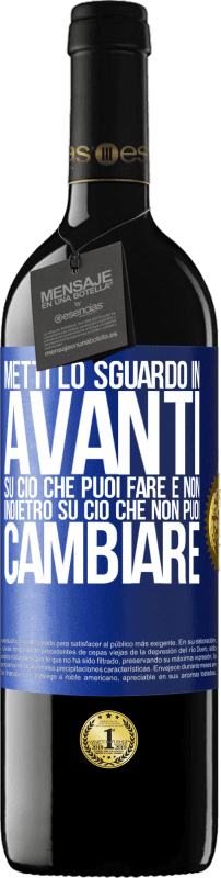 39,95 € Spedizione Gratuita | Vino rosso Edizione RED MBE Riserva Metti lo sguardo in avanti, su ciò che puoi fare e non indietro, su ciò che non puoi cambiare Etichetta Blu. Etichetta personalizzabile Riserva 12 Mesi Raccogliere 2016 Tempranillo