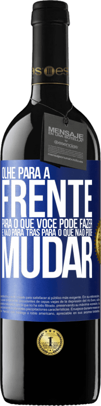 39,95 € Envio grátis | Vinho tinto Edição RED MBE Reserva Olhe para a frente, para o que você pode fazer e não para trás, para o que não pode mudar Etiqueta Azul. Etiqueta personalizável Reserva 12 Meses Colheita 2016 Tempranillo
