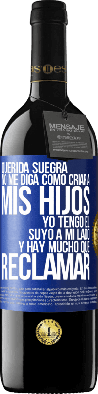 39,95 € Envío gratis | Vino Tinto Edición RED MBE Reserva Querida suegra, no me diga como criar a mis hijos. Yo tengo el suyo a mi lado y hay mucho que reclamar Etiqueta Azul. Etiqueta personalizable Reserva 12 Meses Cosecha 2015 Tempranillo