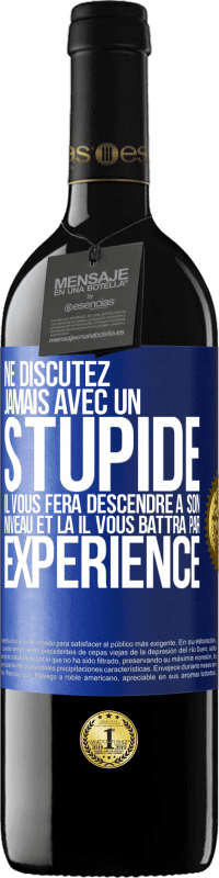 39,95 € Envoi gratuit | Vin rouge Édition RED MBE Réserve Ne discutez jamais avec un stupide. Il vous fera descendre à son niveau et là il vous battra par expérience Étiquette Bleue. Étiquette personnalisable Réserve 12 Mois Récolte 2015 Tempranillo