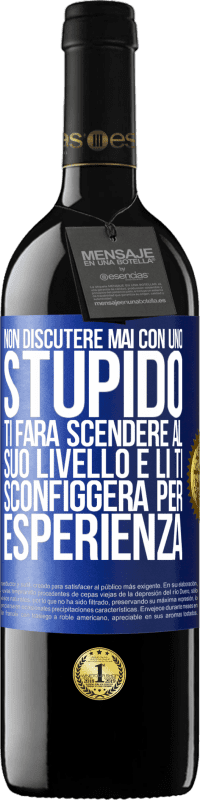 39,95 € Spedizione Gratuita | Vino rosso Edizione RED MBE Riserva Non discutere mai con uno stupido. Ti farà scendere al suo livello e lì ti sconfiggerà per esperienza Etichetta Blu. Etichetta personalizzabile Riserva 12 Mesi Raccogliere 2015 Tempranillo