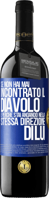 39,95 € Spedizione Gratuita | Vino rosso Edizione RED MBE Riserva Se non hai mai incontrato il diavolo è perché stai andando nella stessa direzione di lui Etichetta Blu. Etichetta personalizzabile Riserva 12 Mesi Raccogliere 2015 Tempranillo