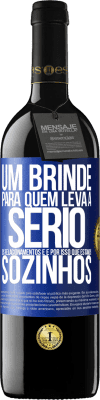 39,95 € Envio grátis | Vinho tinto Edição RED MBE Reserva Um brinde para quem leva a sério os relacionamentos e é por isso que estamos sozinhos Etiqueta Azul. Etiqueta personalizável Reserva 12 Meses Colheita 2014 Tempranillo