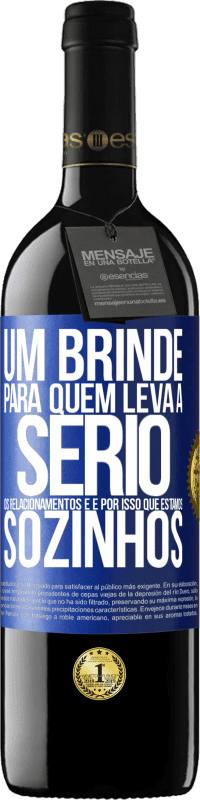 39,95 € Envio grátis | Vinho tinto Edição RED MBE Reserva Um brinde para quem leva a sério os relacionamentos e é por isso que estamos sozinhos Etiqueta Azul. Etiqueta personalizável Reserva 12 Meses Colheita 2015 Tempranillo