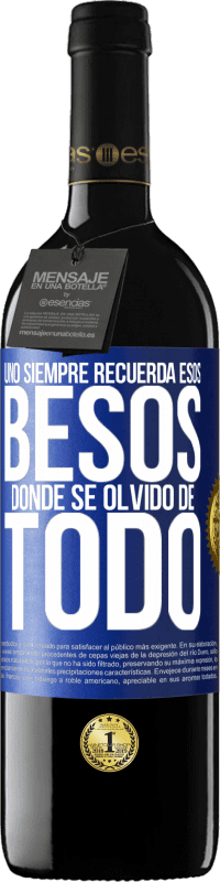 39,95 € Envío gratis | Vino Tinto Edición RED MBE Reserva Uno siempre recuerda esos besos donde se olvidó de todo Etiqueta Azul. Etiqueta personalizable Reserva 12 Meses Cosecha 2015 Tempranillo