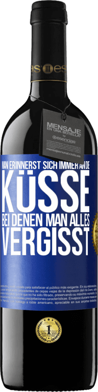 39,95 € Kostenloser Versand | Rotwein RED Ausgabe MBE Reserve Man erinnerst sich immer an die Küsse, bei denen man alles vergisst Blaue Markierung. Anpassbares Etikett Reserve 12 Monate Ernte 2015 Tempranillo